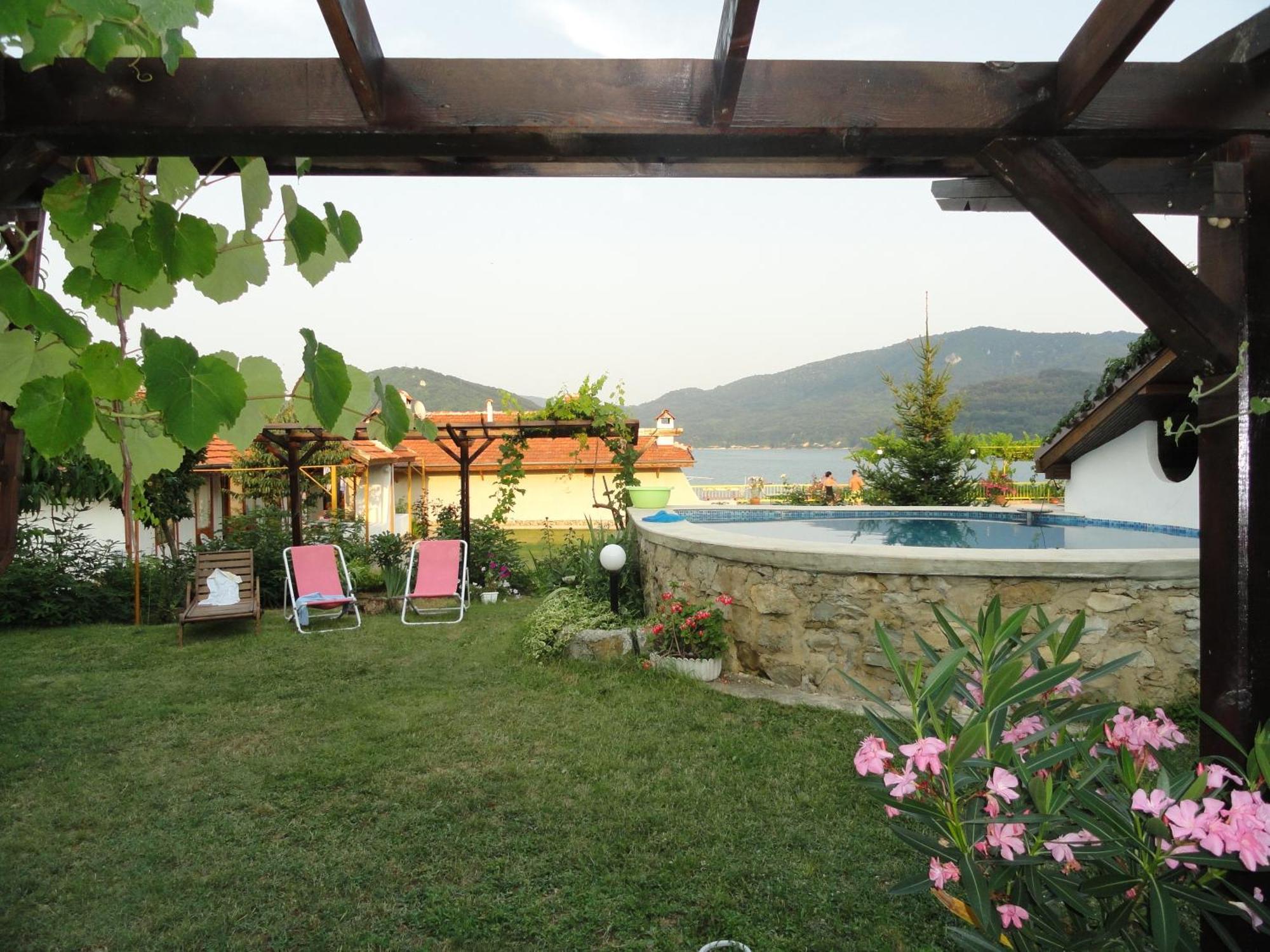 Family Hotel Belvedere Dulgopol Екстер'єр фото
